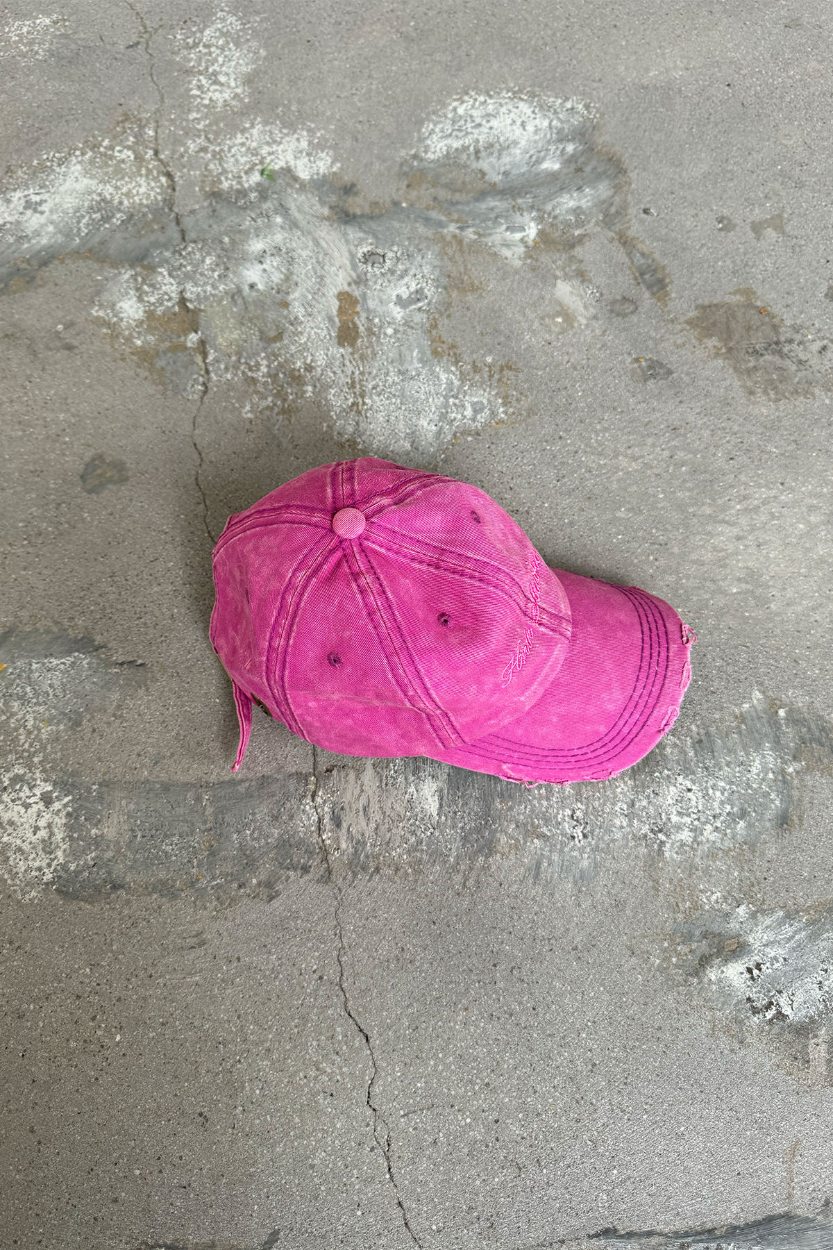 DISTRESSED CAP | MAGENTA